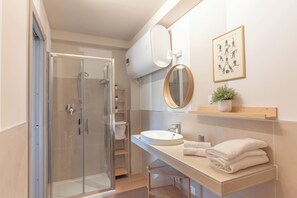 Doccia, asciugacapelli, bidet, asciugamani