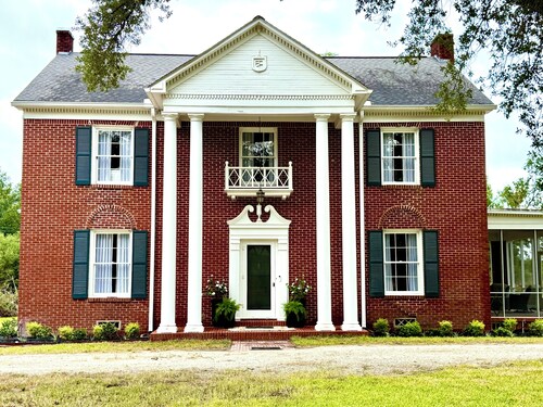3-bedroom house in delightful Madisonville with AC comfort