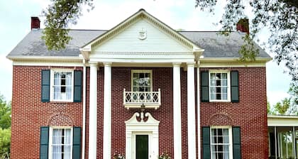 3-bedroom house in delightful Madisonville with AC comfort