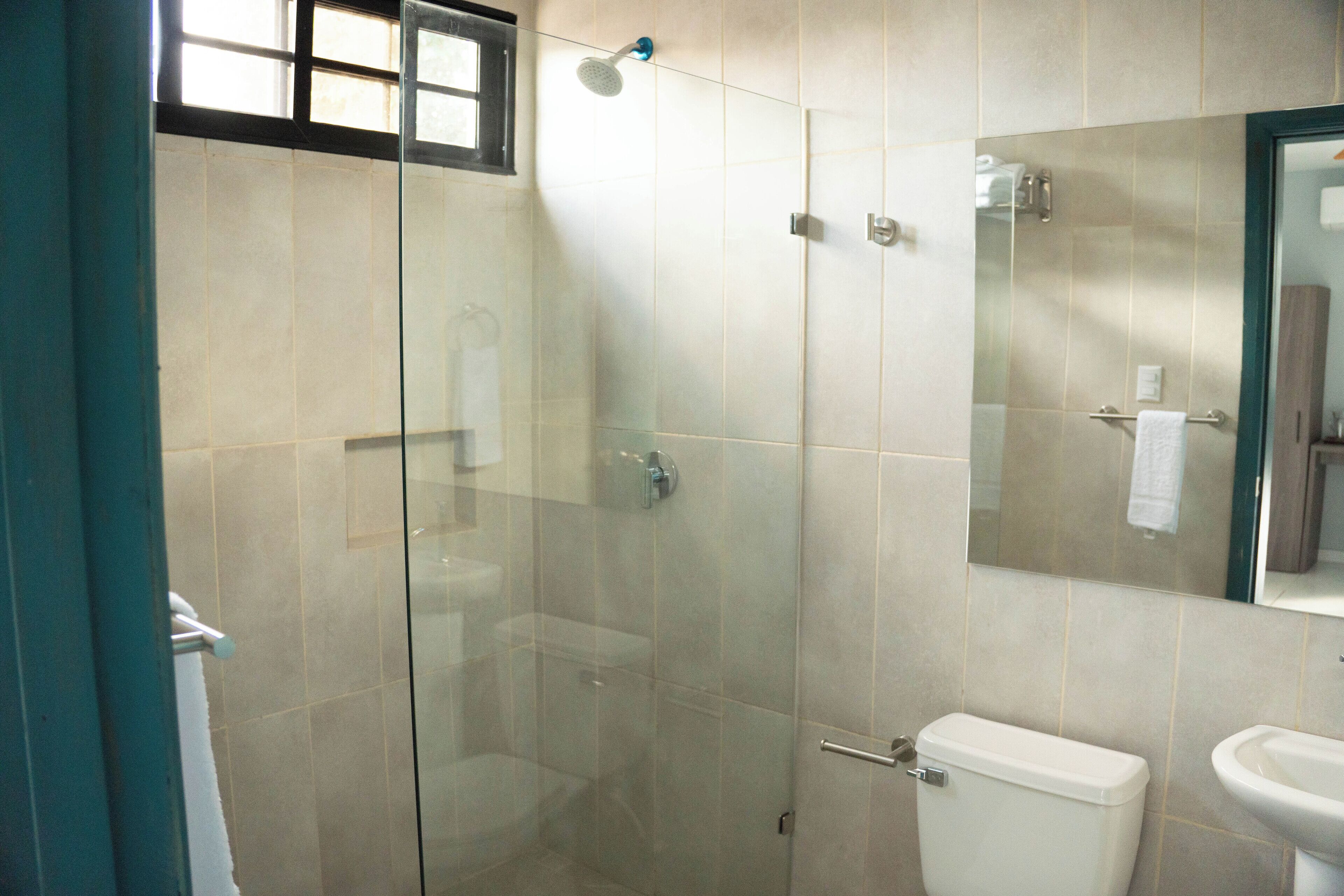 Doccia, asciugamani, sapone, shampoo