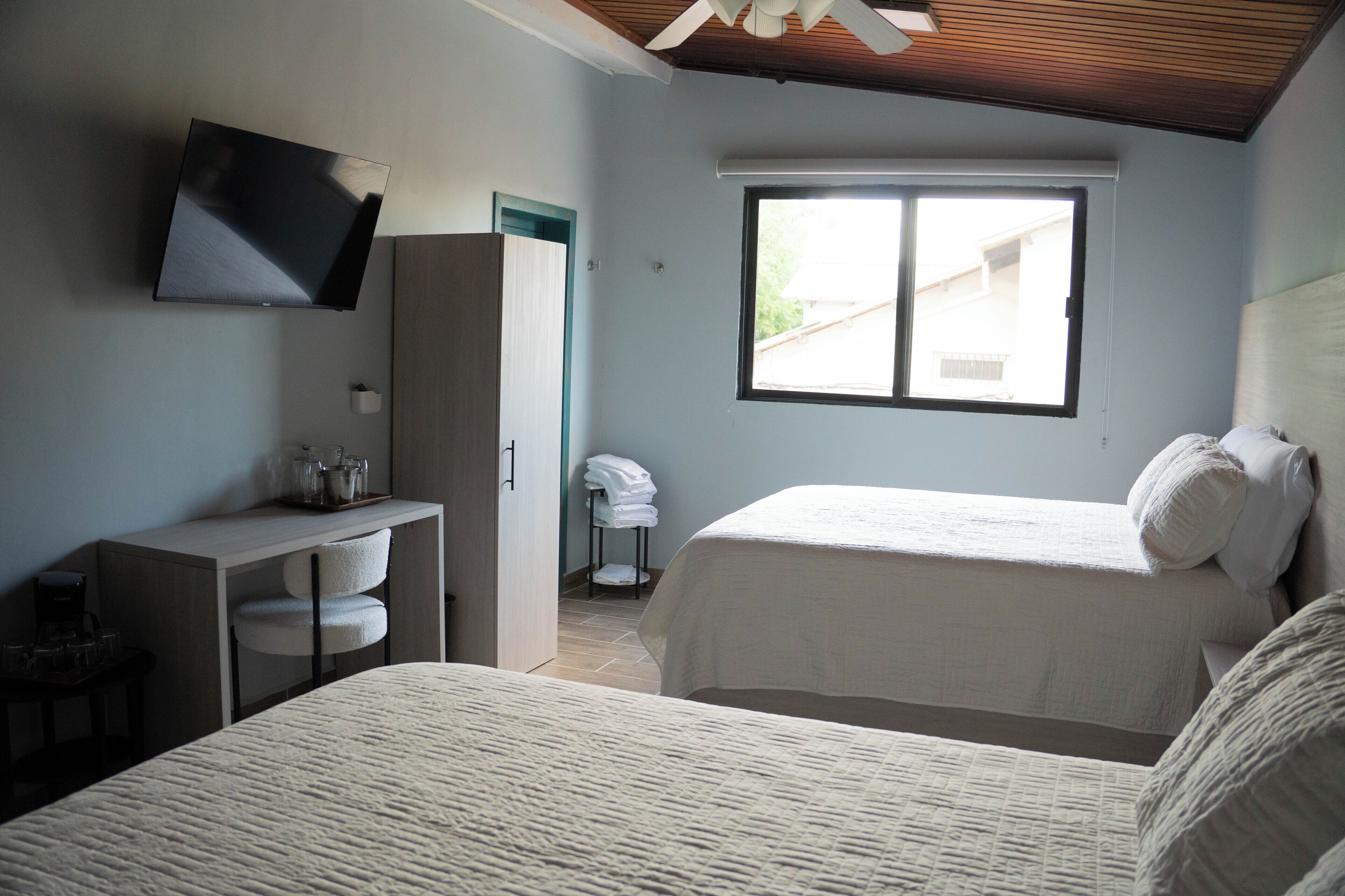 Tvåbäddsrum Deluxe - 2 queensize-sängar | Skrivbord, arbetsyta för laptop, strykjärn/strykbräda och gratis wi-fi