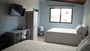 TvÄbÀddsrum Deluxe - 2 queensize-sÀngar | Skrivbord, arbetsyta för laptop, strykjÀrn/strykbrÀda och gratis wi-fi