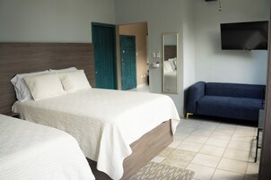 Escritorio y espacio para trabajar con laptop 