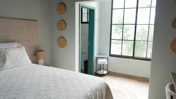 Habitación superior | Escritorio y espacio para trabajar con un portátil