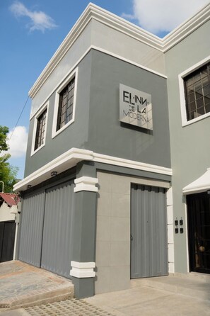 Exterior detail - El Inn de la Moderna (San Pedro Sula)