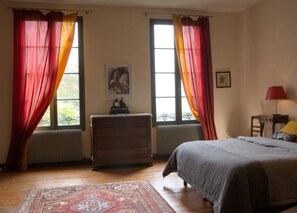 WiFi, bed sheets - Guest Room – Château Le Noble (Saint-Germain-du-Puch)