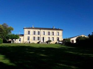 Exterior - Guest Room – Château Le Noble (Saint-Germain-du-Puch)