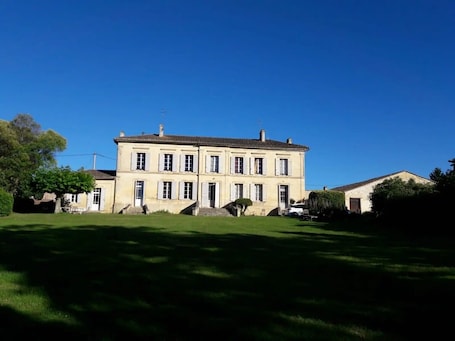 Außenbereich. Gästezimmer – Château Le Noble