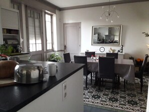 Dining - Guest Room – Château Le Noble (Saint-Germain-du-Puch)