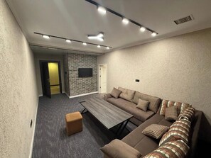 办公桌、笔记本电脑工作区、免费 WiFi