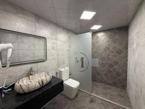 Shower, free toiletries, hair dryer, bathrobes - Black Mont Inn (Baku)