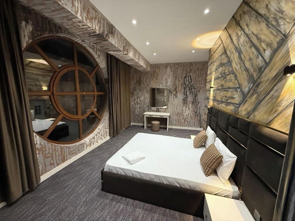 Escrivaninha, espaço de trabalho para notebook, Wi-Fi de cortesia