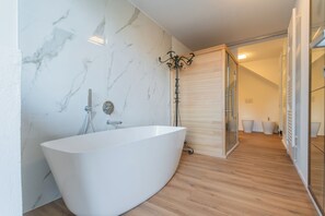 Shower, hair dryer, bidet, towels - Villa Regina Retreat with Pool & Lake View (Brienno)