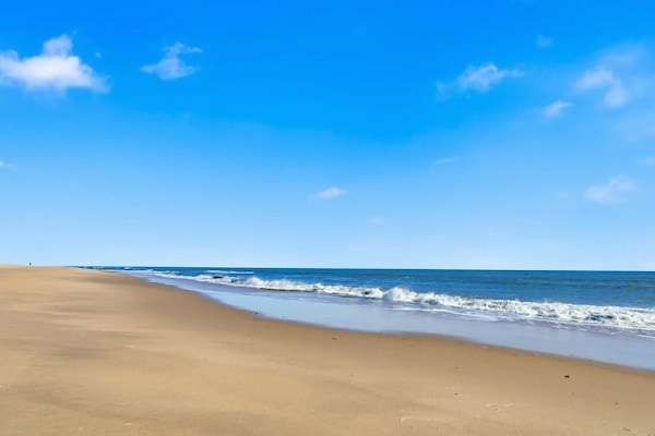 Nær stranden og solsenger