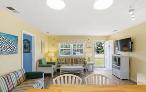 Smart TV, chimenea, reproductor de DVD, libros