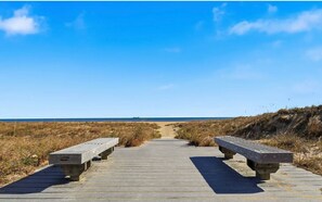Una spiaggia nelle vicinanze, lettini da mare