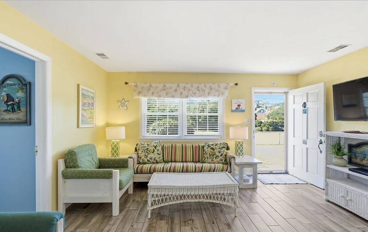 智能電視、壁爐、DVD 播放機、書籍