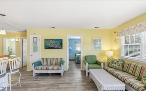 Smart-tv, een open haard, een dvd-speler en boeken