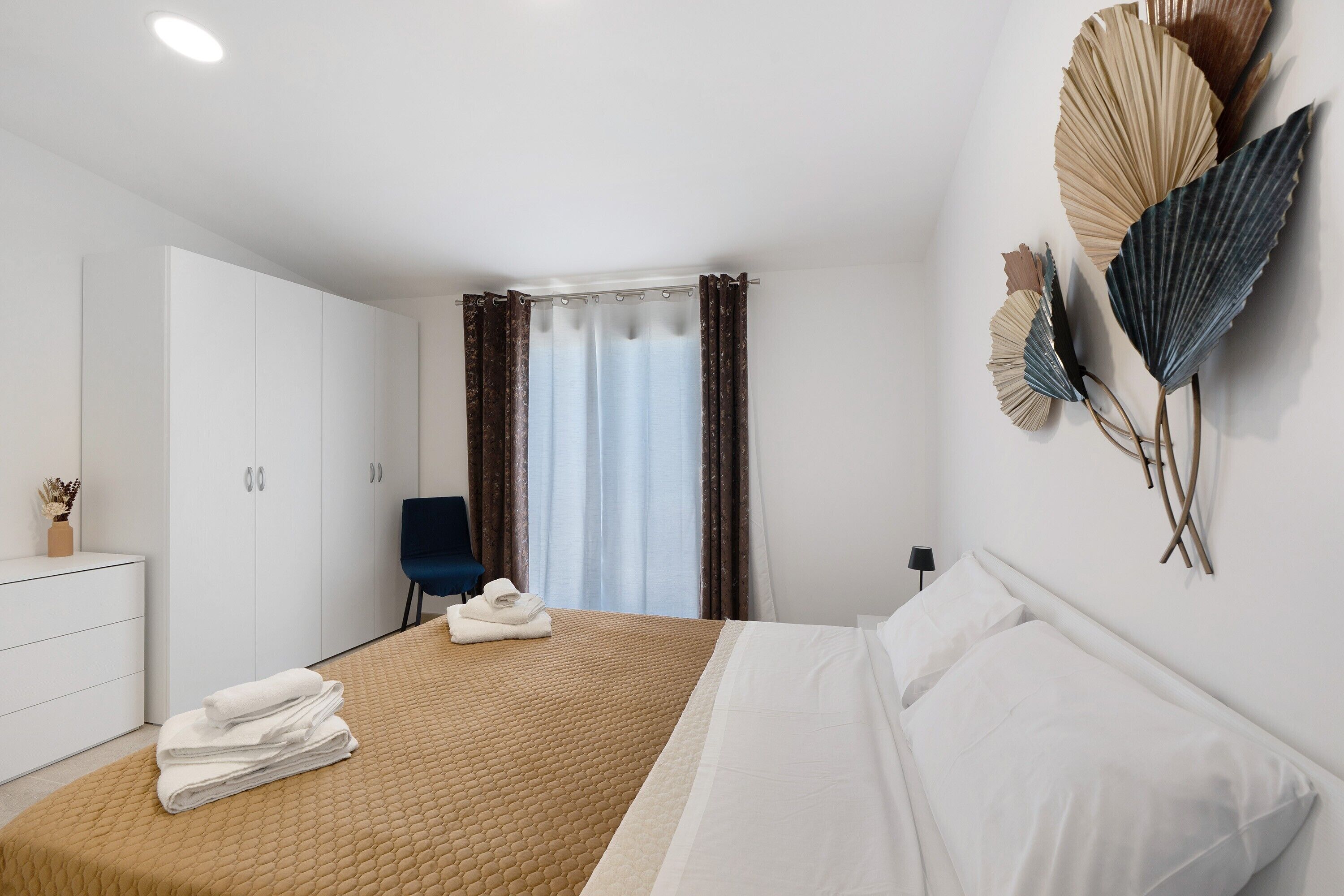 3 habitaciones, tabla de planchar con plancha, wifi y ropa de cama 