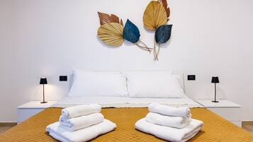 Tabla de planchar con plancha, wifi, ropa de cama