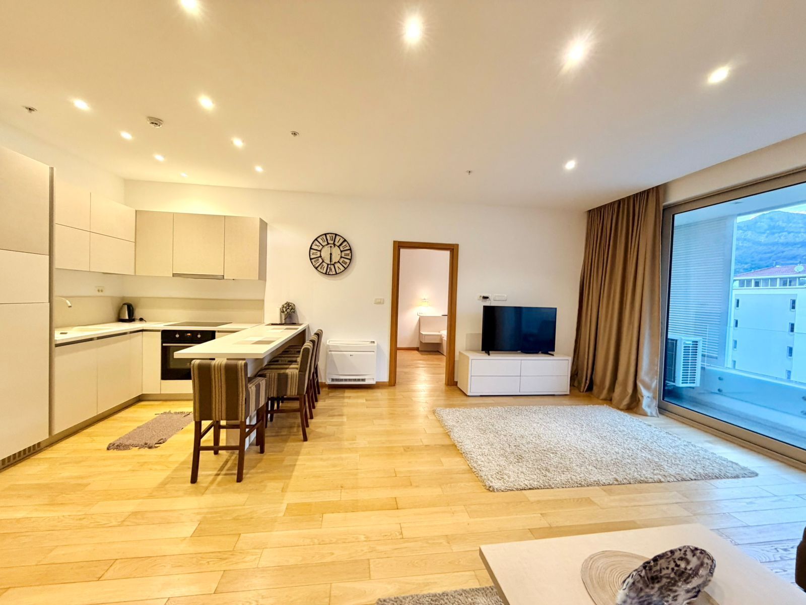 Deluxe Apartment, Balcony, City View | Living area