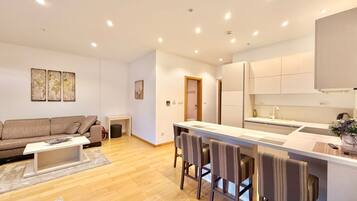 Appartement Deluxe, balcon, vue ville | Coin séjour