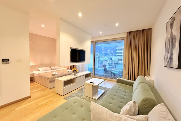 Estudi superior, balcó, vistes a la ciutat | Escriptori, espai de treball apte per a portàtils i wifi gratuïta