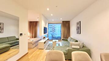 Studio Supérieur, balcon, vue ville | Coin séjour