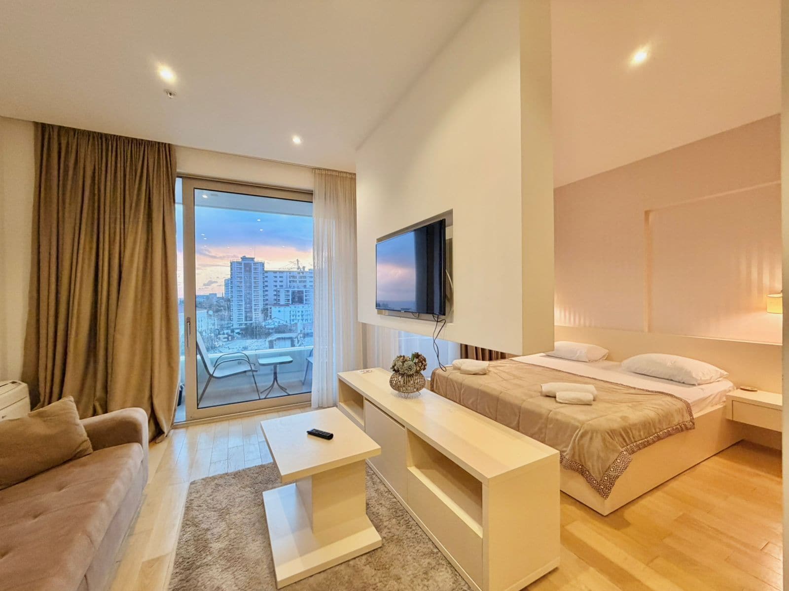 Luxury Studio, Balcony | Meja, ruang kerja komputer riba, Wi-fi percuma 