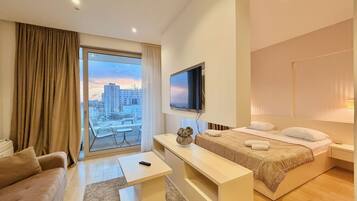 Luxury Studio, Balcony | Meja, ruang kerja komputer riba, Wi-fi percuma