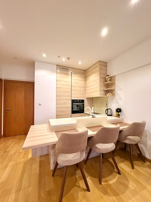 Studio Luxe, balcon | Bureau, espace de travail pour ordinateur portable, Wi-Fi gratuit