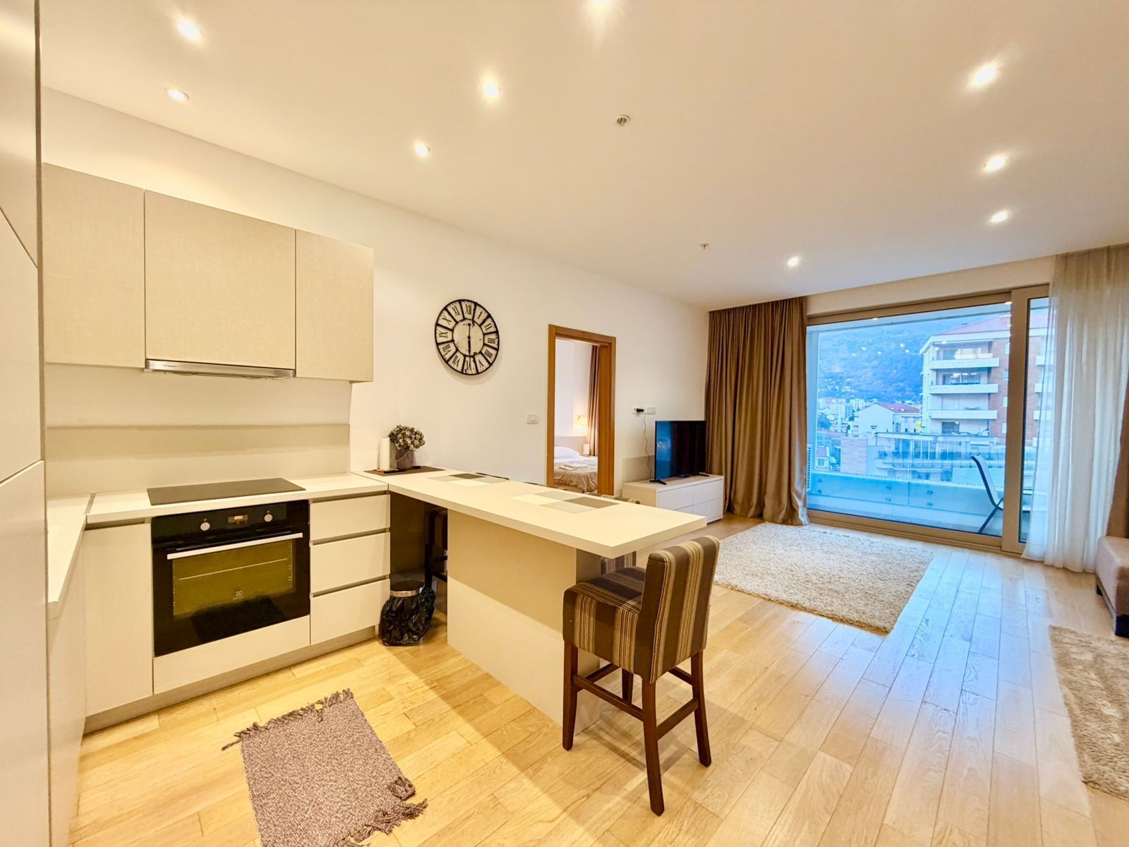 Deluxe Apartment, Balcony, City View | Dapur peribadi | Peti sejuk/penyejuk beku saiz penuh, dapur 