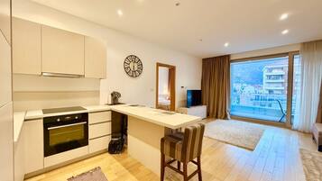 Deluxe Apartment, Balcony, City View | Dapur peribadi | Peti sejuk/penyejuk beku saiz penuh, dapur