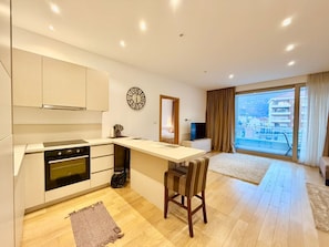 Deluxe Apartment, Balcony, City View | Private kitchen | Full-size fridge, stovetop, cookware/dishes/utensils - Aurelio Central Residences (Budva)