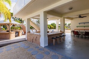 Outdoor dining - Conch Nation  4 Bedroom / 3 Bath Gulfside Home with Dockage (Marathon)