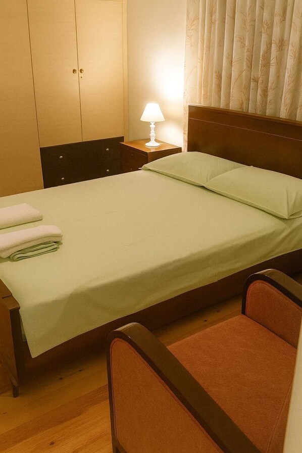 Tabla de planchar con plancha, wifi y ropa de cama