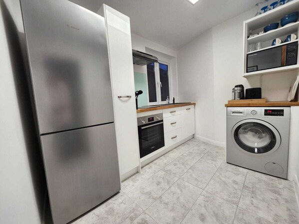 Private kitchen - Luxurious 1-bedroom apartment in wonderful Cowes on the High St near the harbor (Cowes)