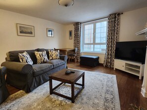 Living area - Luxurious 1-bedroom apartment in wonderful Cowes on the High St near the harbor (Cowes)
