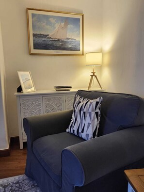 Living area - Luxurious 1-bedroom apartment in wonderful Cowes on the High St near the harbor (Cowes)