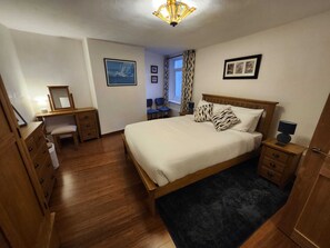 Een strijkplank/strijkijzer, internet, beddengoed