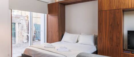 Tabla de planchar con plancha y ropa de cama