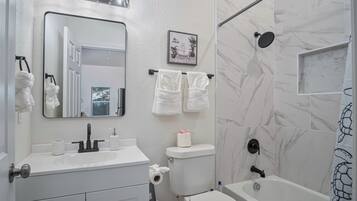 Apartamento (3 Bedrooms) | Baño | Ducha y bañera combinadas, toallas y champú