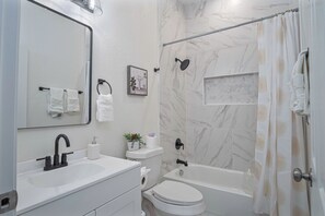 Apartamento (3 Bedrooms) | Baño | Ducha y bañera combinadas, toallas y champú