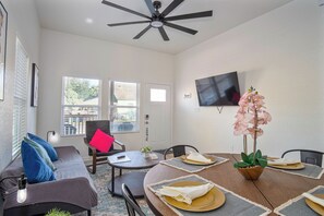 Interior - Pristine 3 BR/ 2BA Abode Close to Lovely Downtown! (San Antonio)