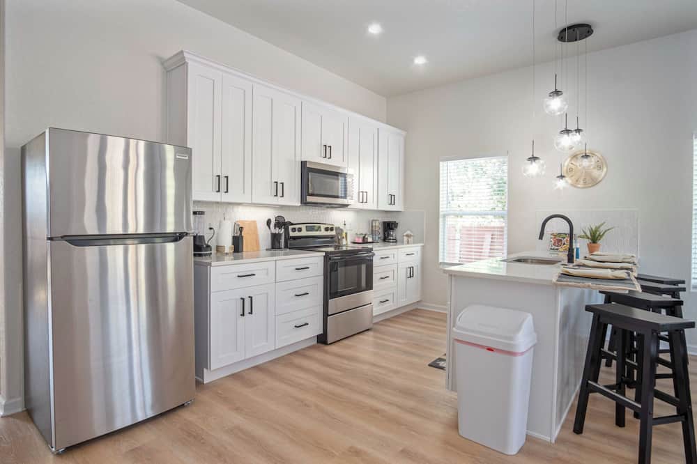 Pristine 3 BR/ 2BA Abode Close to Lovely Downtown!