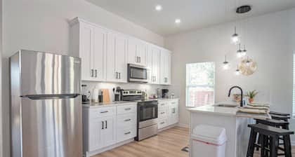 Pristine 3 BR/ 2BA Abode Close to Lovely Downtown!