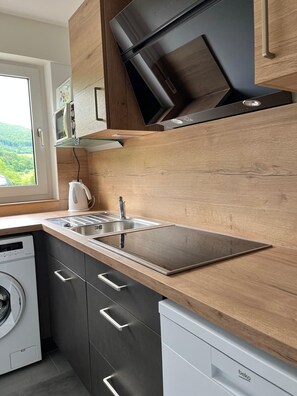 Kjøleskap, mikrobølgeovn, ovn og kokeplater