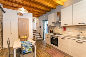 Fridge, microwave, oven, stovetop - Apartment 'Le Case di Gilda' - Castiglione di Sicilia (Castiglione di Sicilia)