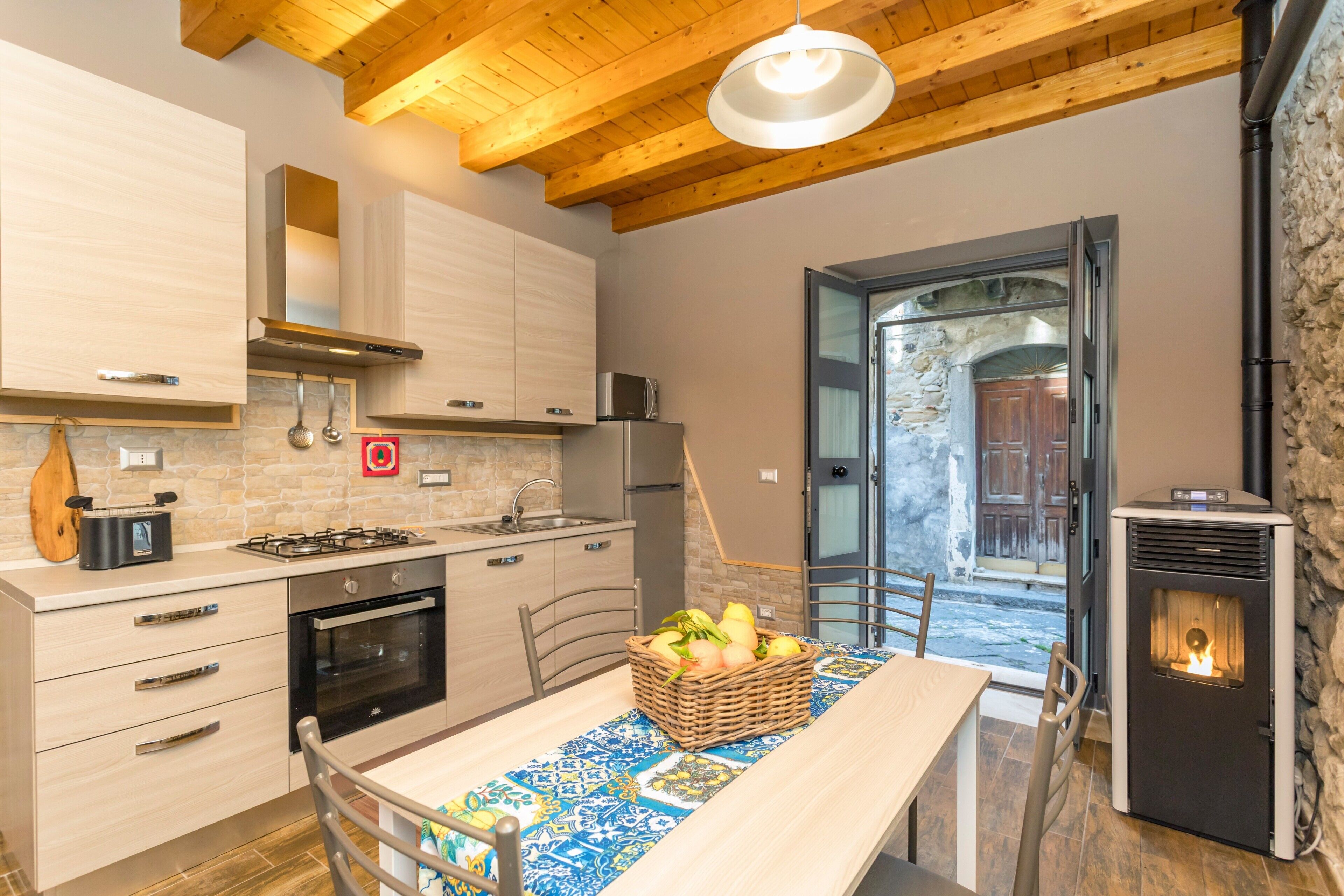 Frigorifero, microonde, forno, piano cottura