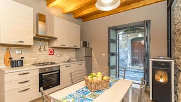 Frigorifero, microonde, forno, piano cottura